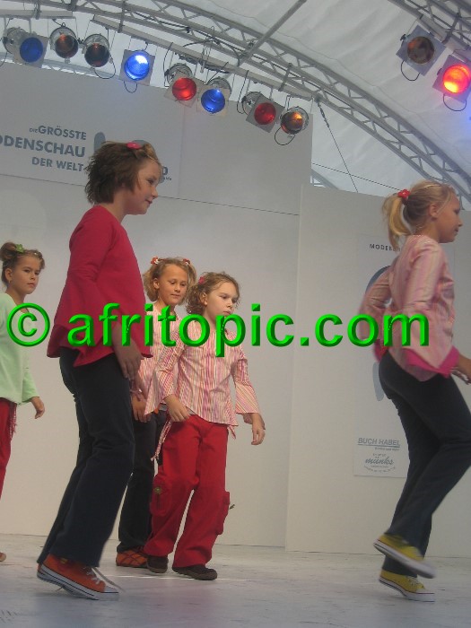 ../Images/Krefeld-Strssenmodenschau-2005 280.jpg